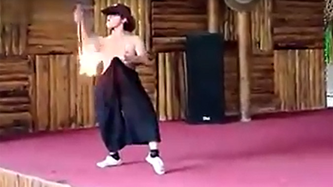 Ảo thuật gia cháy sém quần khi diễn múa lửa