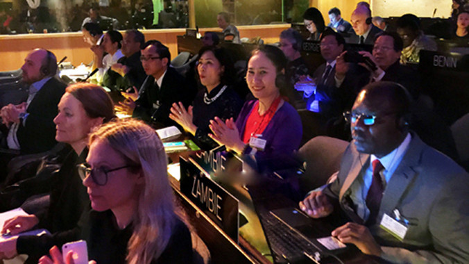 Bà Đinh Thị Lệ Thanh (áo đỏ) - Phó Chủ tịch UBND tỉnh Nghệ An có mặt tại các phiên họp. Ảnh: Lệ Thanh (Dân Trí).