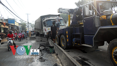 Hiện trường xe tải 16 tấn đâm gần 10 đoạn dải phân cách.