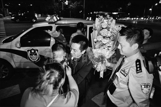 Giây phút đứa trẻ tội nghiệp được trở về với mẹ.