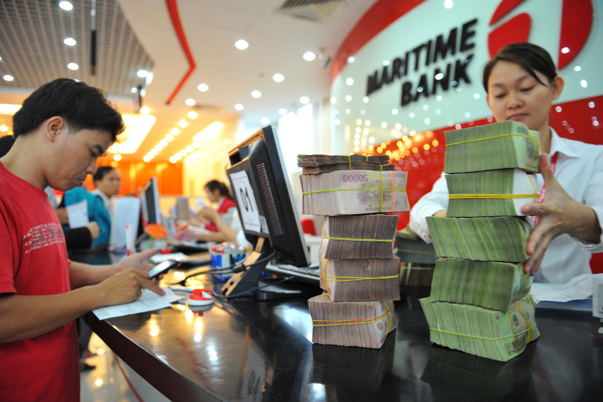 Giảm một loạt lãi suất điều hành: Một mũi tên bắn hai đích ?