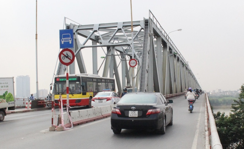 Sở GTVT yêu cầu cắm biển để thí điểm cấm xe khách trên 16 chỗ qua cầu Chương Dương.