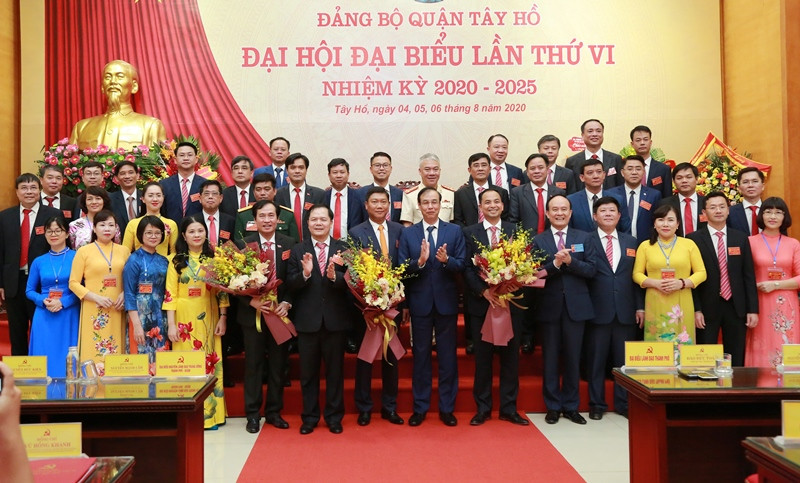 Ban Chấp hành khóa mới Đảng bộ quận Tây Hồ ra mắt chiều nay. Ảnh: Trọng Đảng