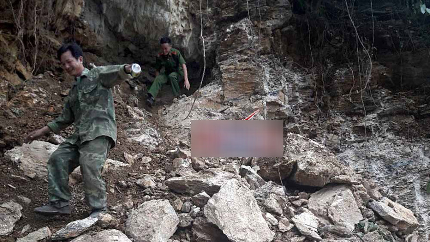 Công an kiểm tra tại hiện trường hang đá được lan truyền trên mạng xã hội là có kho báu 1 tấn vàng. 