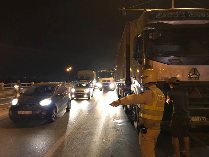 Lực lượng CSGT rất vất vả đề điều tiết giao thông. 