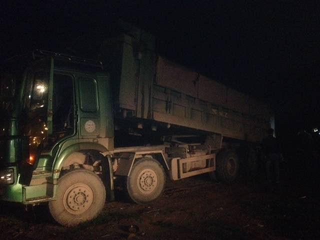 Bắt quả tang xe tải đổ trộm phế thải trên Đại lộ Thăng Long 