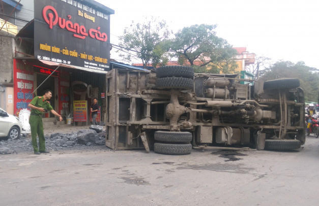 Tài xế bẻ lái thần sầu cứu 2 nữ sinh: Xe hỏng, có phải bồi thường?