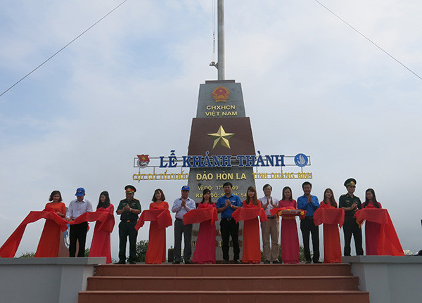 Các đại biểu cắt băng khánh thành Cột cờ Tổ Quốc đảo Hòn La.