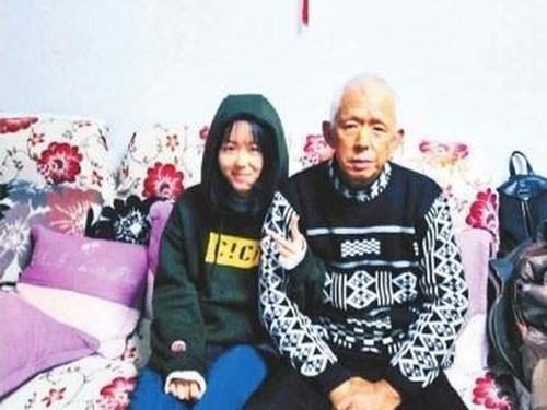 Mặc cha phản đối, Chen vẫn quyết định hiến tủy cho ông. Ảnh: Chinanews. 