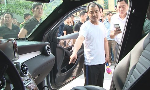 Đối tượng Zeng Zhi Tao mô tả lại hành vi trộm cắp tài sản trên ô tô. Ảnh: Công an tỉnh Quảng Ninh. 