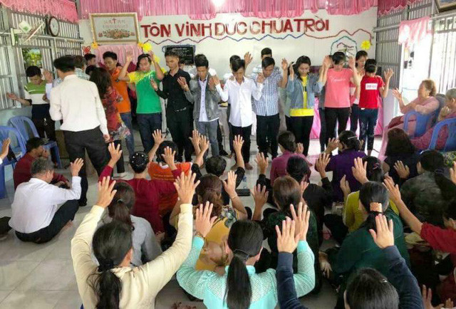 Buổi sinh hoạt của những người tham gia "Hội thánh Đức Chúa Trời". 