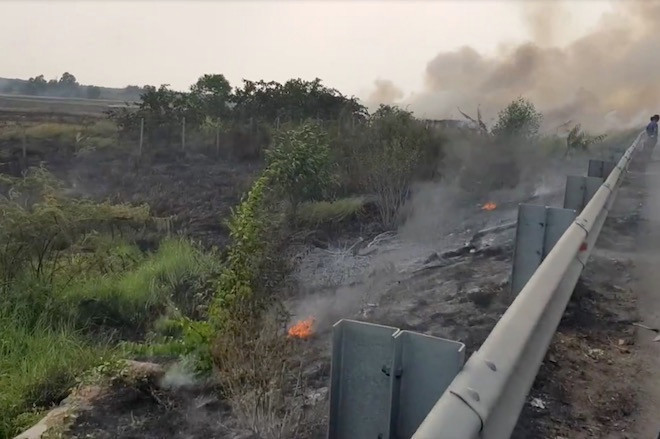 Khu vực có đám cháy cỏ. 