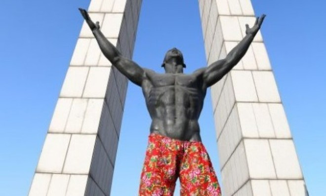 Mặc quần hoa cho tượng nam khỏa thân