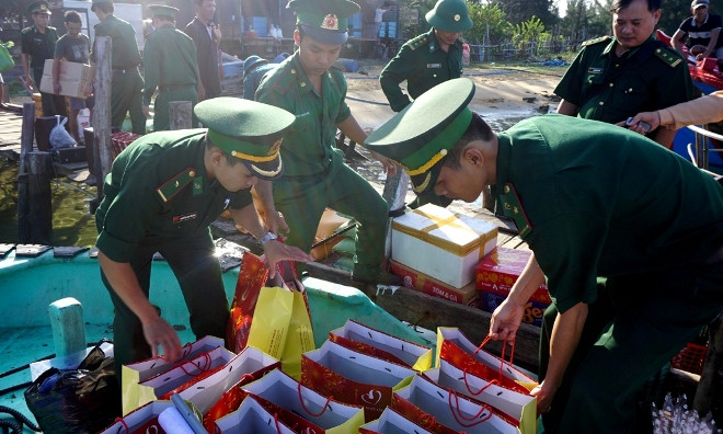 Cán bộ, chiến sĩ đồn Biên phòng Đầm Môn chuyển quà Tết lên tàu