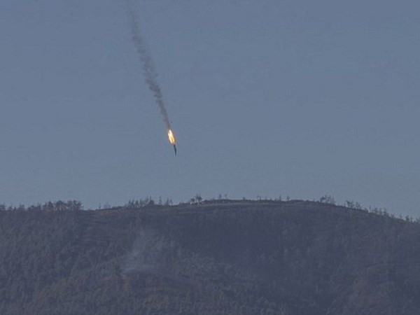 Chiếc máy bay SU-24 của Nga bốc cháy trước khi lao xuống đất. (Nguồn: Anodolu)