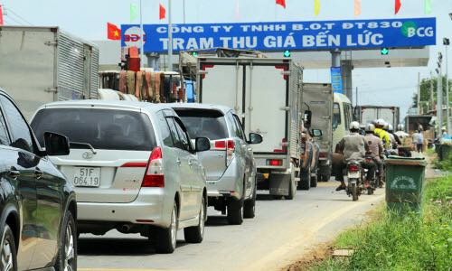 Phương tiện qua trạm thu giá Bến Lức. Ảnh: Hoàng Nam.