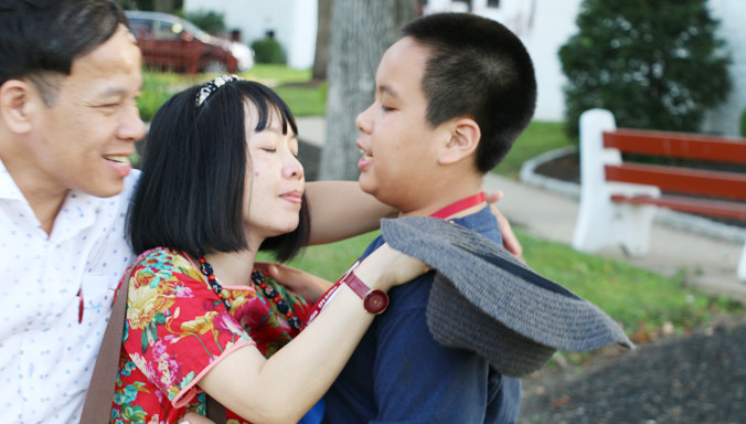 Giây phút chia tay bố mẹ, một mình Nam ở lại nước Mỹ.