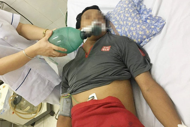 Anh Sơn nhập viện trong tình trạng nguy kịch do ngộ độc rượu.