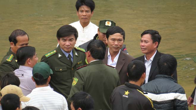 Hùng “mía” có mặt ở tất cả các cuộc hội ý của cơ quan chức năng. Trong ảnh Hùng “mía” (x) cùng với ông Tân (hạt trưởng), ông Vũ (phó chủ tịch huyện) bàn chuyện trục vớt