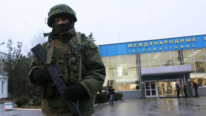 Một tay súng tại sân bay ở Simferopol hôm 28/2. Ảnh: Independent