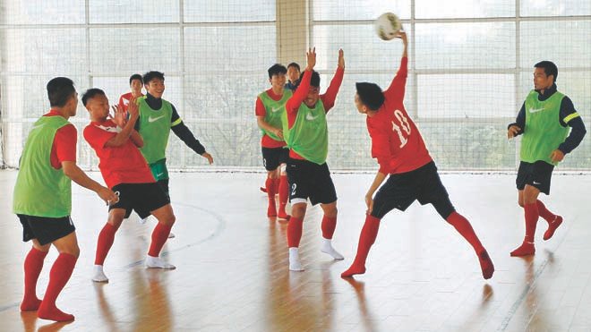 Do thời tiết mưa ẩm, các tuyển thủ tập luyện trong nhà ở buổi tập đầu tiên sáng qua. ảnh: VSI