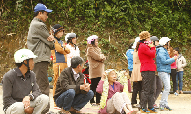 Người dân tụ tập đòi nợ tại Nhà máy vàng Phước Sơn vào cuối năm ngoái.