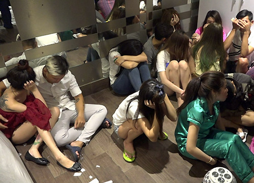 Hơn 70 người bị phát hiện trong khách sạn. Ảnh: D.T