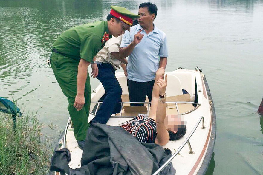 Người phụ nữ được đưa vào bờ có biểu hiện không bình thường.