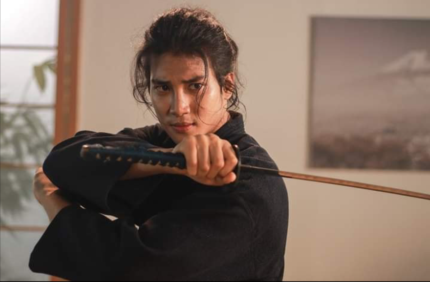 Paing Takhon trong một cảnh diễn 