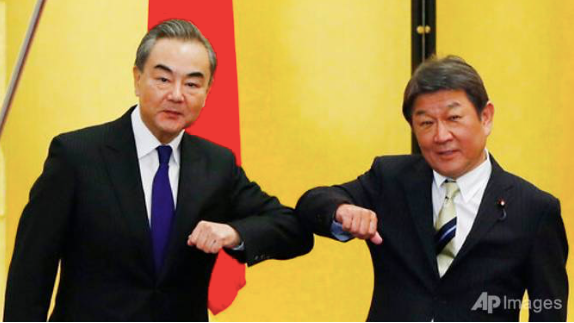 Hai ngoại trưởng Trung Quốc và Nhật Bản trong một dịp gặp. (Ảnh: AP)