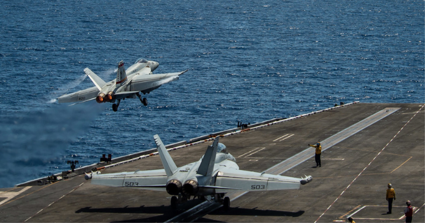 Máy bay cánh từ tàu sân bay Theodore Roosevelt trên Biển Đông. (Ảnh: US Navy)