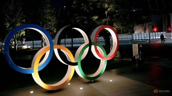 Biểu tượng Olympic trước sân vận động quốc gia ở Tokyo, Nhật Bản. (Ảnh: Reuters)