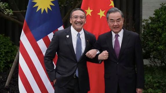 Ngoại trưởng Malaysia Hishammuddin Hussein trong cuộc gặp người đồng cấp Trung Quốc Vương Nghị. (Ảnh: Reuters)