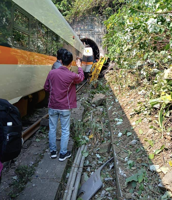 Đoàn tàu trật bánh khi đang đi qua đường hầm. (Ảnh: CNA)