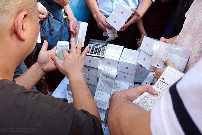 Kẻ bán người mua tấp nập.