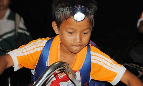 Vượt hàng chục cây số đường rừng để đến lớp. Ảnh: Kh.Uyên