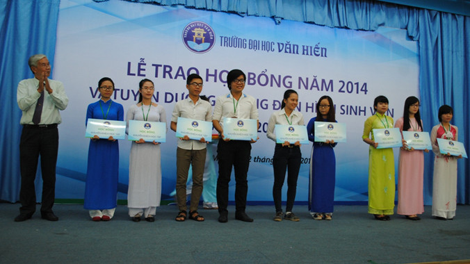 Sinh viên nhận học bổng.
