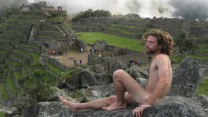 Thoát y ở di tích lịch sử.