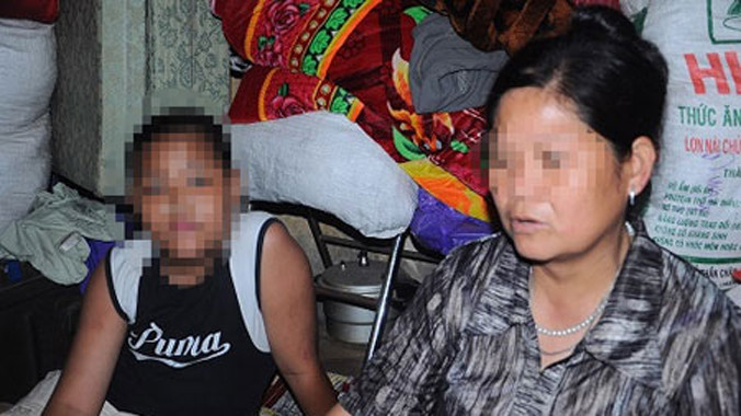 Chị Tuyết bên cậu con trai lớp 5 chưa viết nổi tên mình.