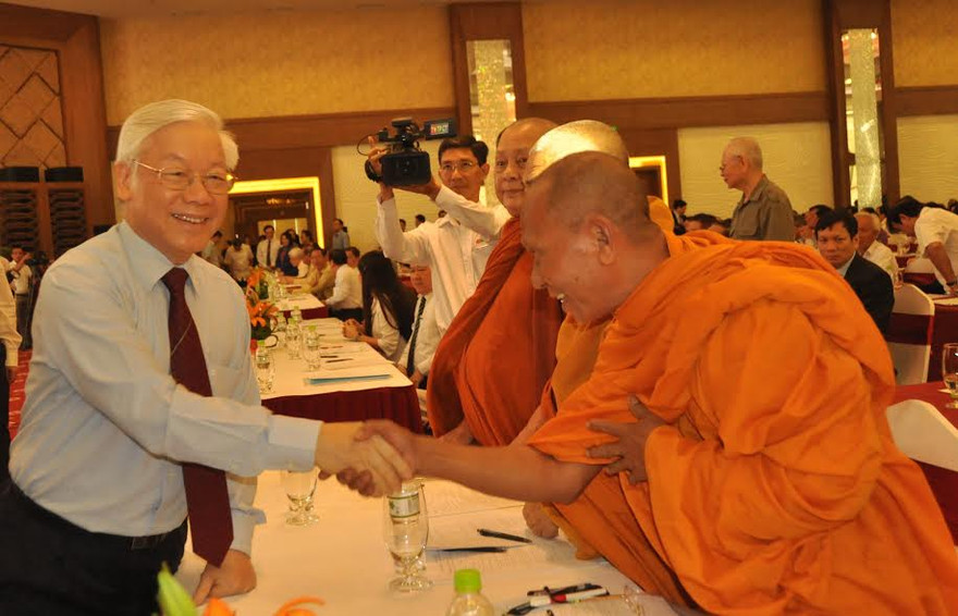 Tổng Bí thư Nguyễn Phú Trọng bắt tay đại biểu. - Ảnh: Hòa Hội 