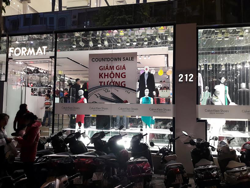 Hình ảnh tấp nập khách hàng mua sắm tại showroom Format số 212 Bà Triệu lúc 0h00 ngày 1/1/2017.