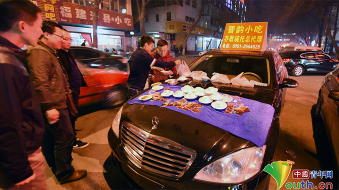 Hai thanh niên bày đồ ăn hút khách.