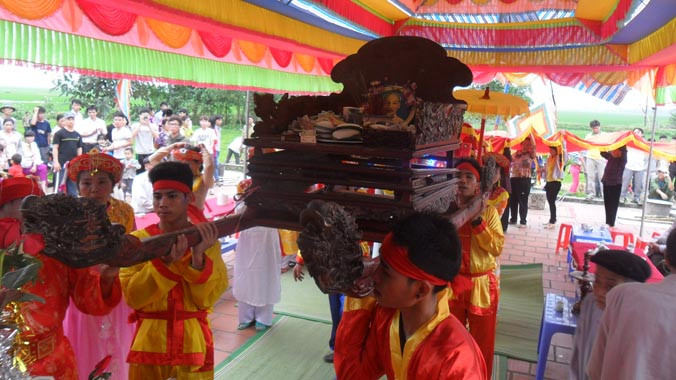 Người dân tổ chức rước kiệu ở 'ngày ăn tết lại'. Ảnh: Phạm Nhài.