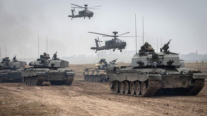 Xe tăng và trực thăng di chuyển theo đội hình trong cuộc tập trận Tractable, khai mạc hôm 19/3. 570 phương tiện quân sự và 1.650 binh sĩ góp mặt trong sự kiện này.