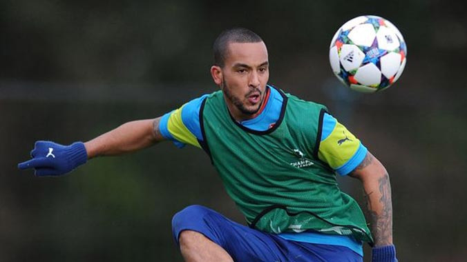 Liverpool tính cuỗm Theo Walcott khỏi Arsenal.