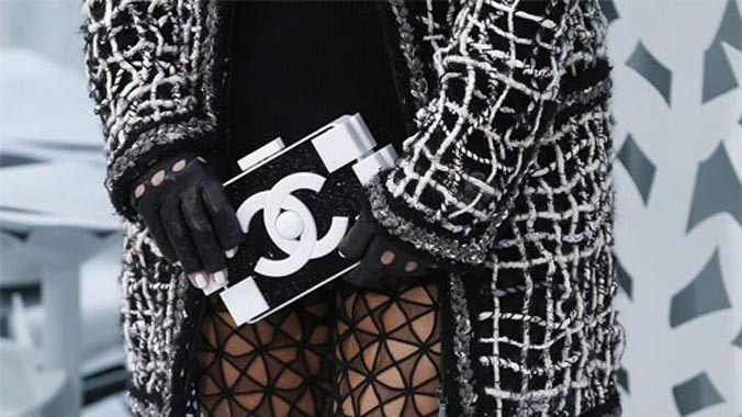 Song song với giảm giá túi ở thị trường châu Á, Chanel tuyên bố sẽ tăng giá bán cùng sản phẩm tại thị trường châu Âu từ ngày 8/4, với mức tăng khoảng 20% - Ảnh: EPA/WSJ.