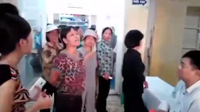 Hình ảnh cắt từ clip người bệnh to tiếng với nhân viên y tế.