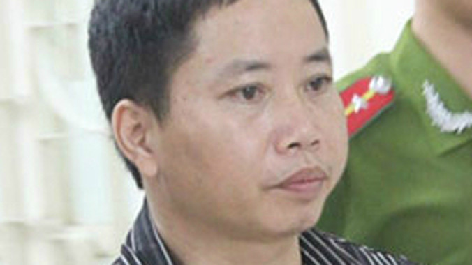 Yến bị dẫn ra xe thùng sau phiên tòa.