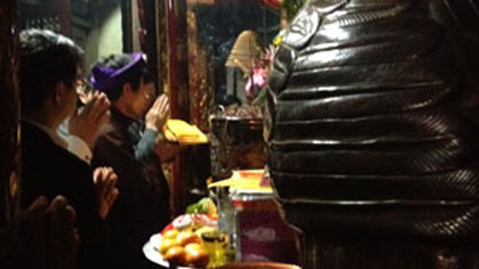 Thầy cúng hành nghề.