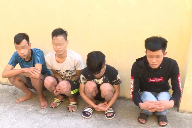 Nhóm đối tượng liên quan đến việc hành hung khách hát karaoke. Ảnh: Công an Hưng Yên.